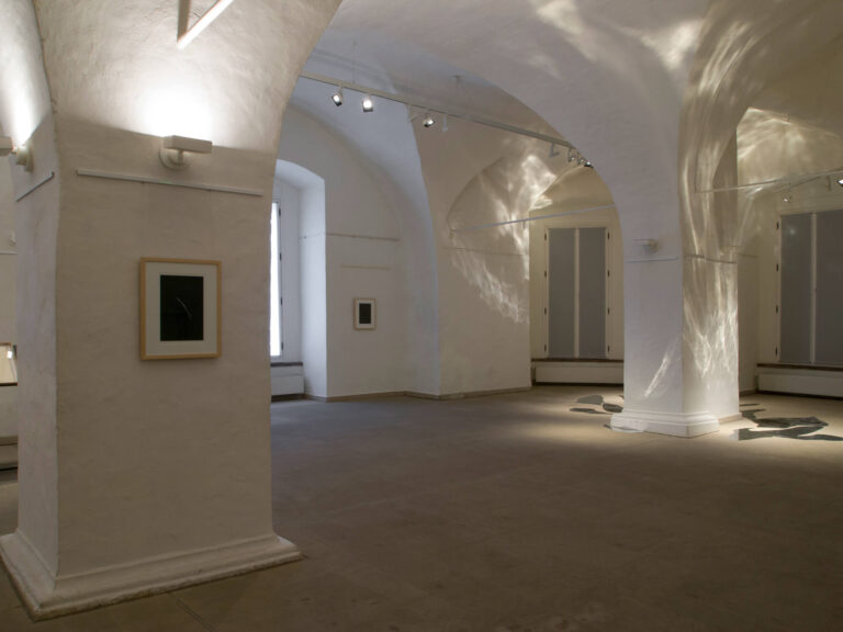 Ansicht 1 der Ausstellung Die Höhle im Kunstverein Celle in der Gotischen Halle